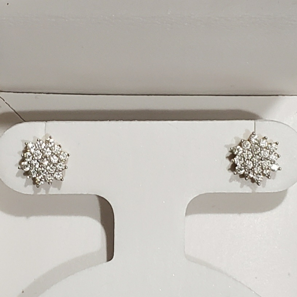Beautiful 14k YG / 1 ctw Lab Grown Flower Earrings - Picture 2 of 6